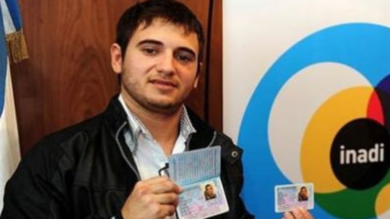 Alejandro Iglesias con su DNI en mano.