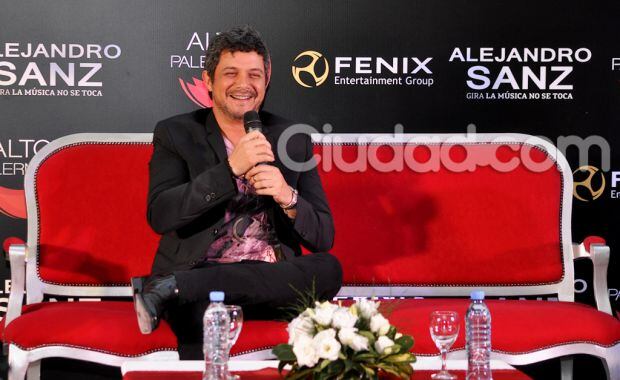 Alejandro Sanz, súper simpático, brindó una conferencia (Fotos: Jennifer Rubio). 