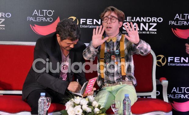 Alejandro Sanz, súper simpático, brindó una conferencia (Fotos: Jennifer Rubio). 