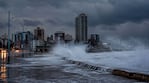 Alerta amarilla y naranja por tormentas: la costa atlántica en alerta máxima por fuertes vientos