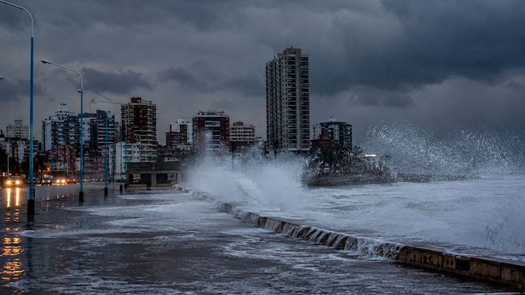 Alerta amarilla y naranja por tormentas: la costa atlántica en alerta máxima por fuertes vientos