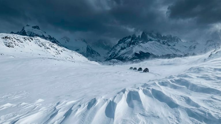 Alerta roja del SMN: nevadas extremas y vientos de 90 km/h en el inicio de un invierno anticipado (foto creada con IA)