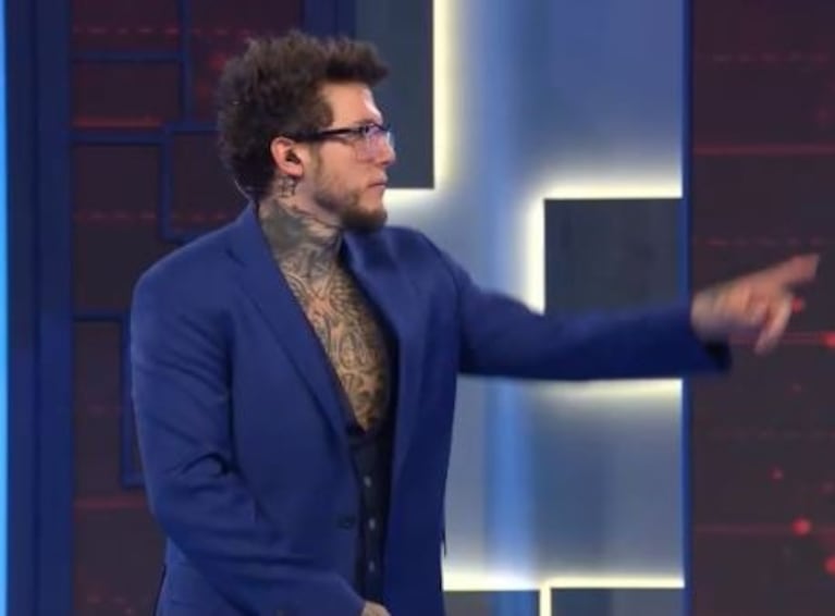 Alex Caniggia se destapó en su programa: el osado outfit que revela sus pectorales tatuados