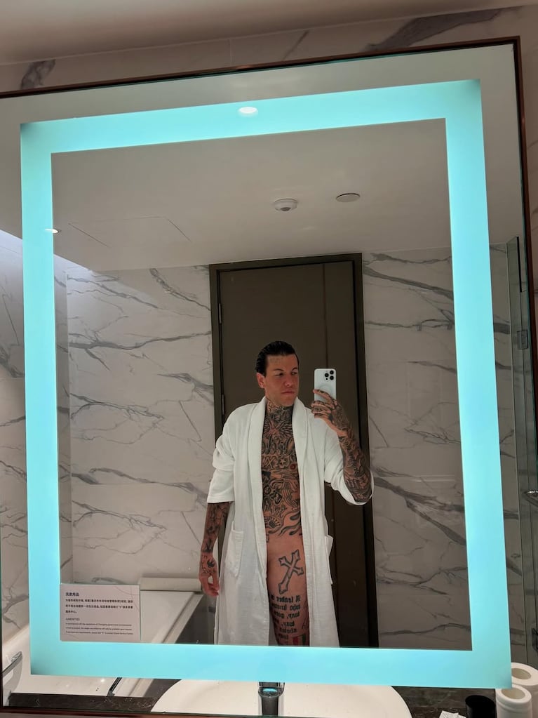 Alex Caniggia se mostró como Dios lo trajo al mundo frente al espejo: “A veces intento ser humilde, pero…” | Créditos: Instagram @alexcaniggia