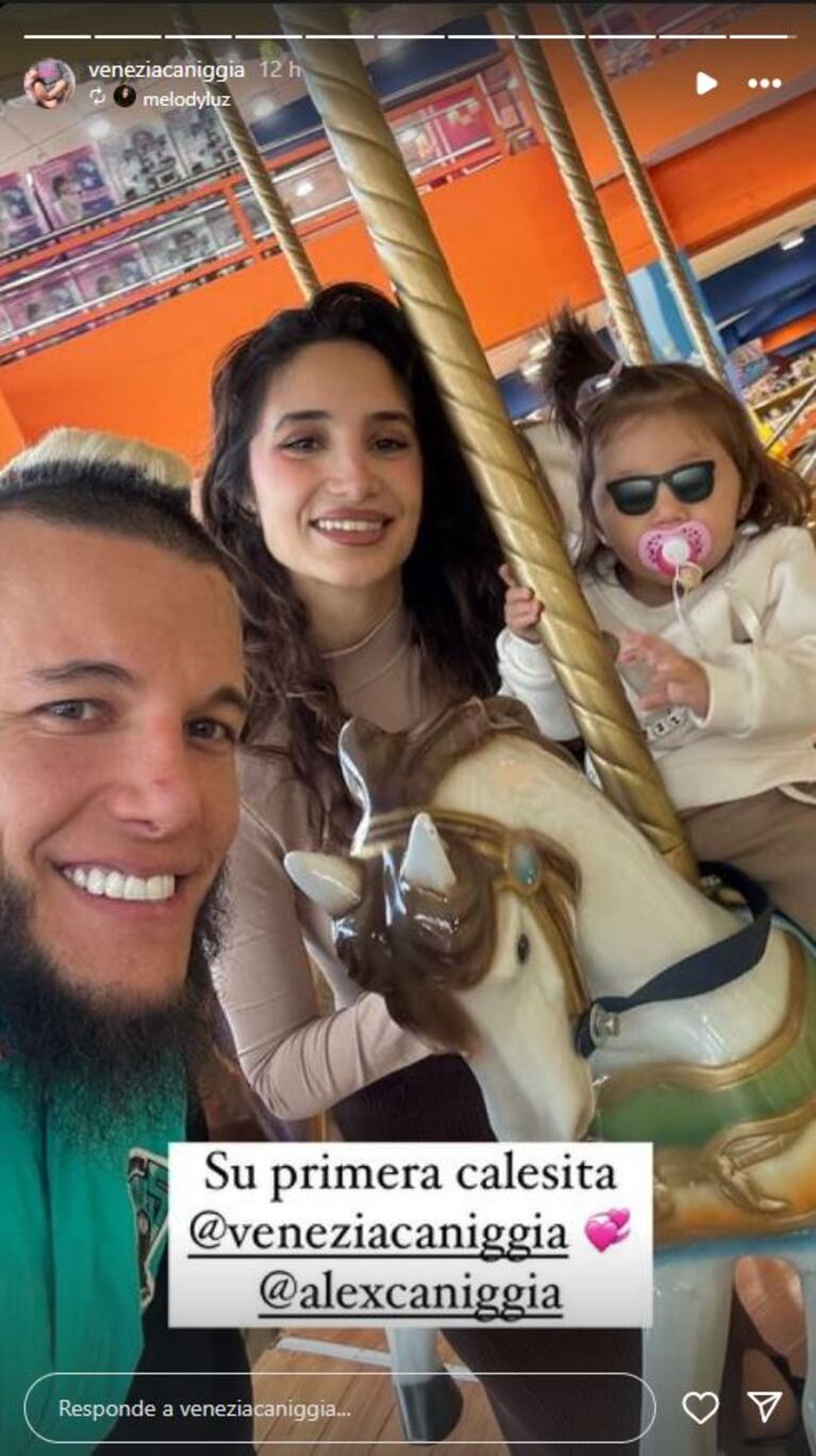 Alex Caniggia y Melody Luz llevaron a Venezia por primera vez a dar vueltas en una calesita. (Foto: Instagram/veneziacaniggia)