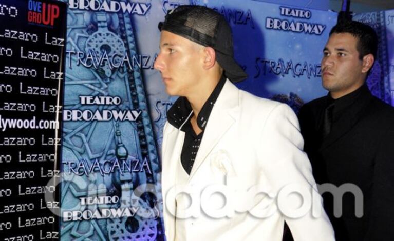 Alexander Caniggia y un  look muy particular para el estreno de la obra (Foto: Jennifer Rubio). 