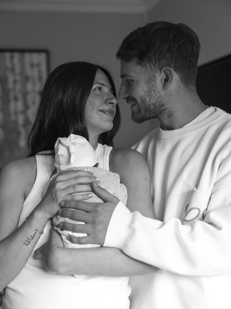Alexis Mac Allister, Ailén Cova y Alaia. Fotos: Instagram @alemacallister y @ailencova