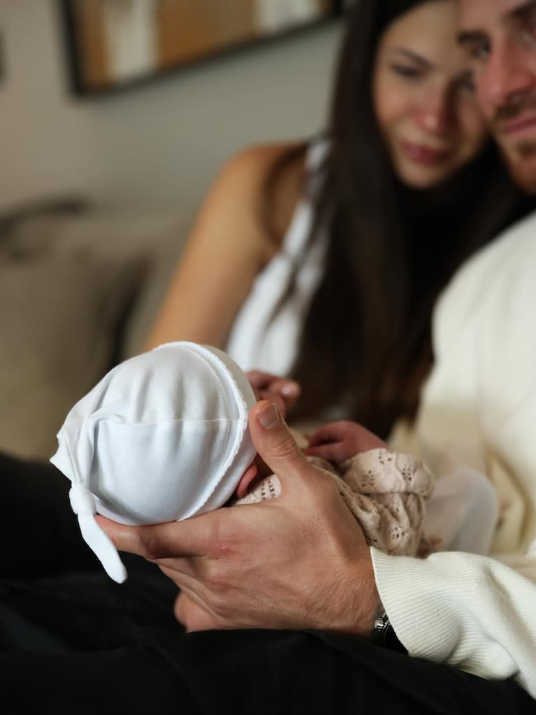 Alexis Mac Allister, Ailén Cova y Alaia. Fotos: Instagram @alemacallister y @ailencova