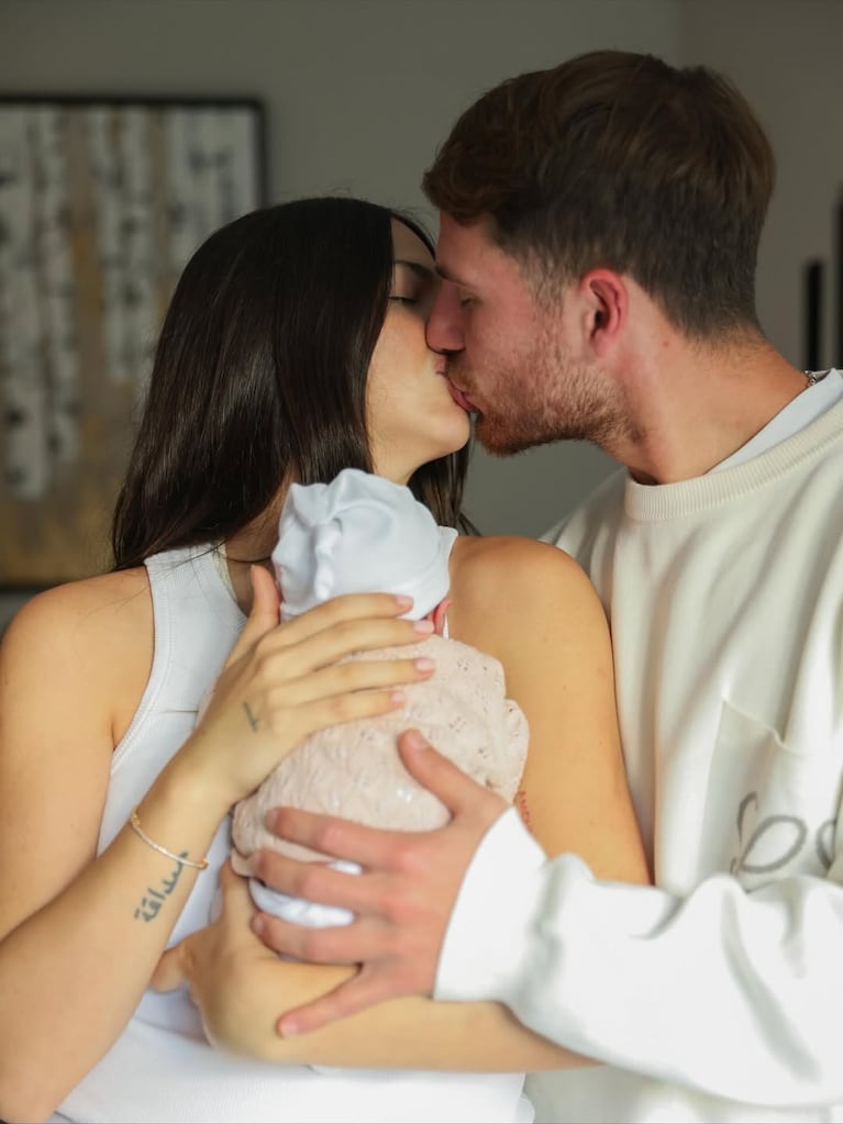 Alexis Mac Allister, Ailén Cova y Alaia. Fotos: Instagram @alemacallister y @ailencova