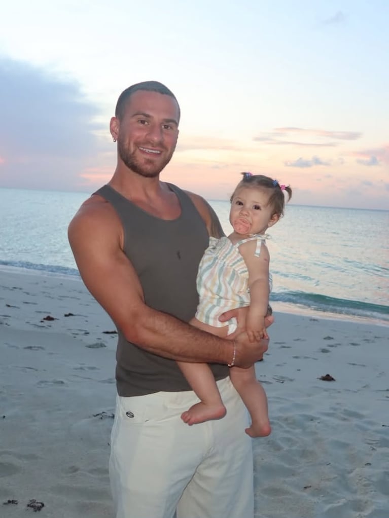 Alexis Mac Allister con Alaia en brazos, disfrutando de un paseo al atardecer durante sus vacaciones familiares. Fuente: Instagram @alemacallister