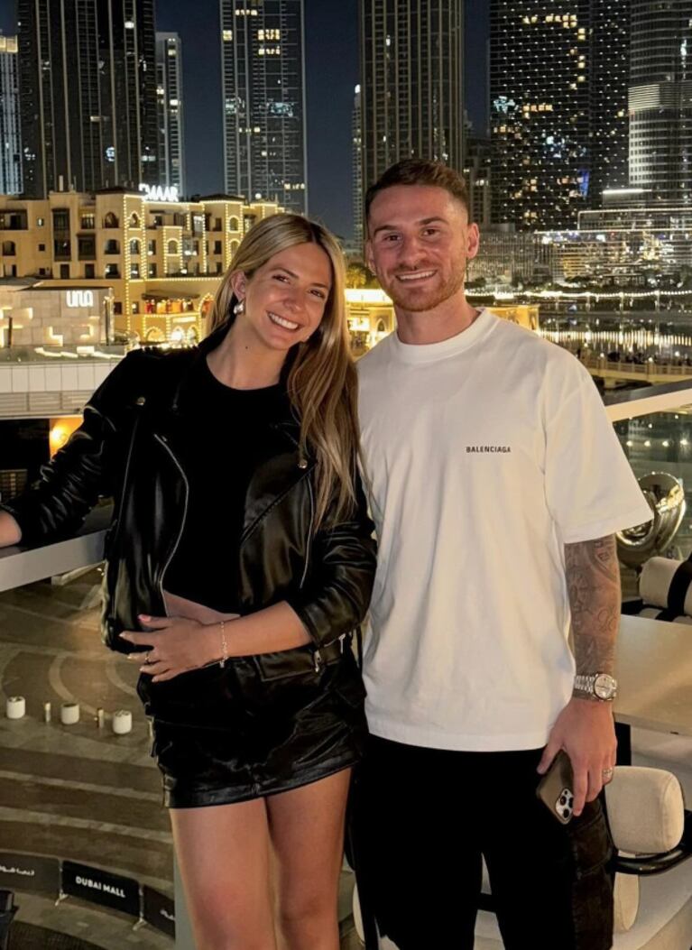 Alexis Mac Allister y Ailén Cova, románticos en Dubai: las fotos de sus lujosas vacaciones