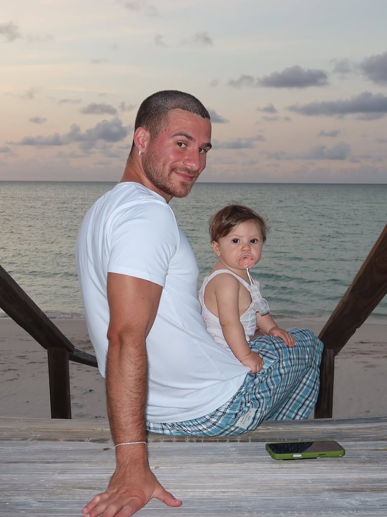 Alexis Mac Allister y Alaia compartiendo un rato de relax frente al mar. Fuente: Instagram @alemacallister