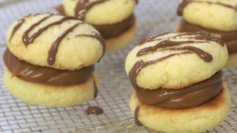 alfajor, coco, dulce de leche