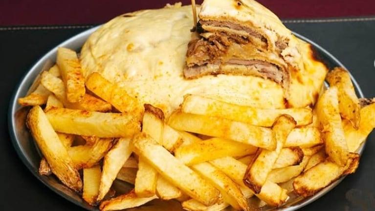 Alfajor de milanesa con queso y papas fritas, un clásico argentino. Foto: Sinfín bodegón