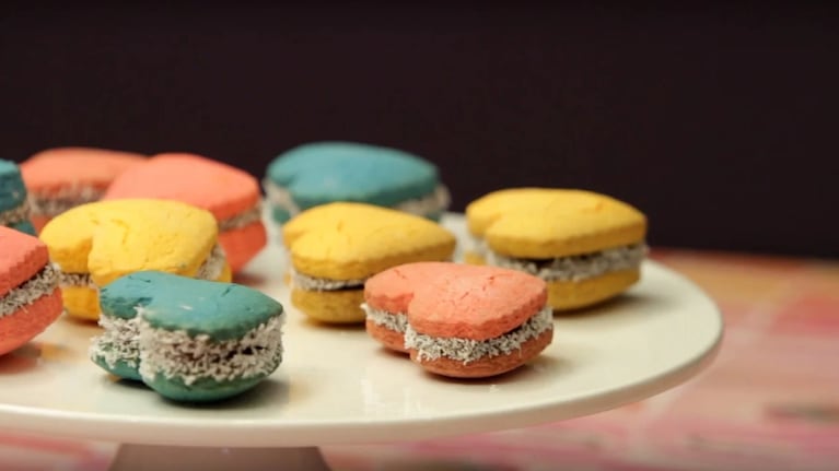 Alfajorcitos coloridos: la receta ideal para darle un giro a la mesa de cumpleaños