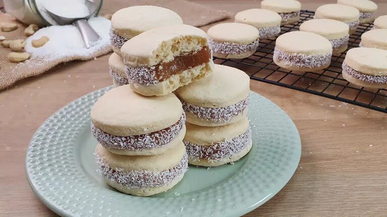 «Alfajorcitos de maicena clásicos (con doble dulce de leche)», escribió la cocinera junto al video