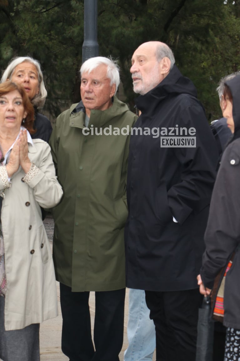 Alfredo Leuco en el entierro de Luis (Foto: Movilpress).