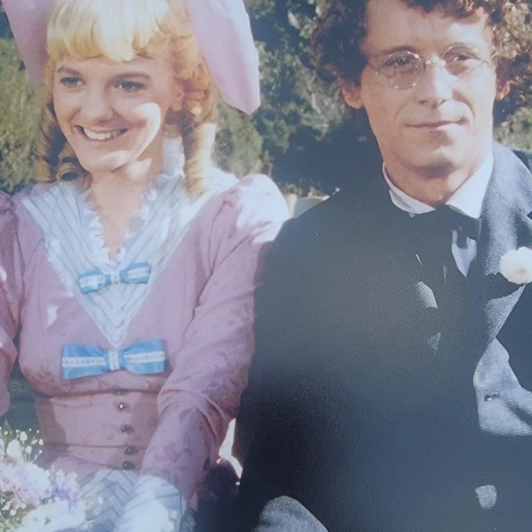 Alison Arngrim junto a Steve Tracy, su marido en la serie, que falleció por HIV en 1986 (Instagram)
