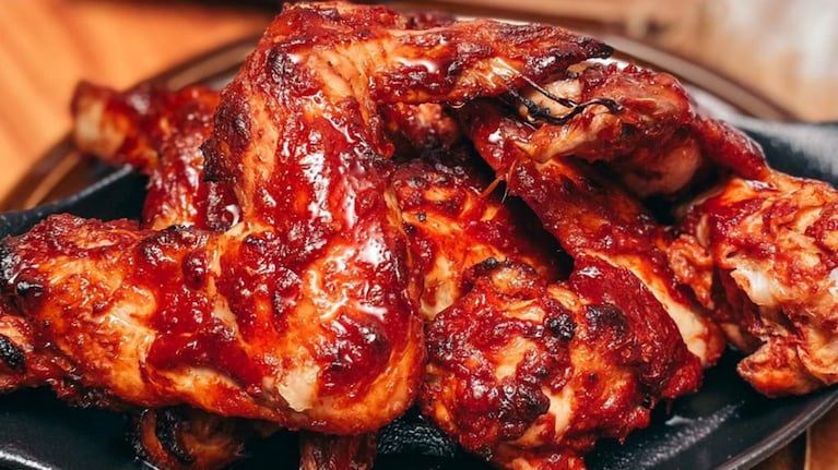 Alitas de pollo picantes con ensaladas coleslaw: receta fácil para tus comidas