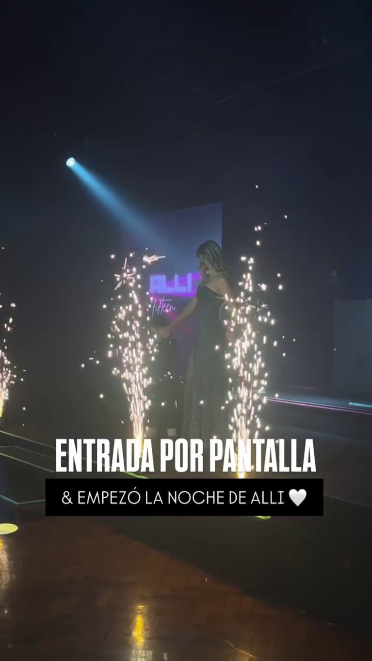 Allegra Cubero entró a su fiesta de 15 de la mano de su hermanito, Luca, con quien tuvo un look engamado (Foto: Instagram).