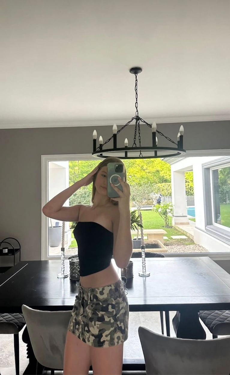 Allegra Cubero marcó tendencia con un look fresco: minifalda camuflada y top estrella de la temporada | Créditos: Instagram @cubero.allegra