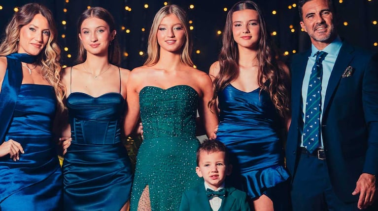 Allegra Cubero y toda su familai en su segundo cumpleaños de 15 (Foto: Instagram @micaviciconte)