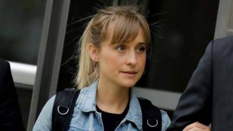 Allison Mack, actriz de Smallville, fue condenada a tres años por ser parte de culto sexual secreto