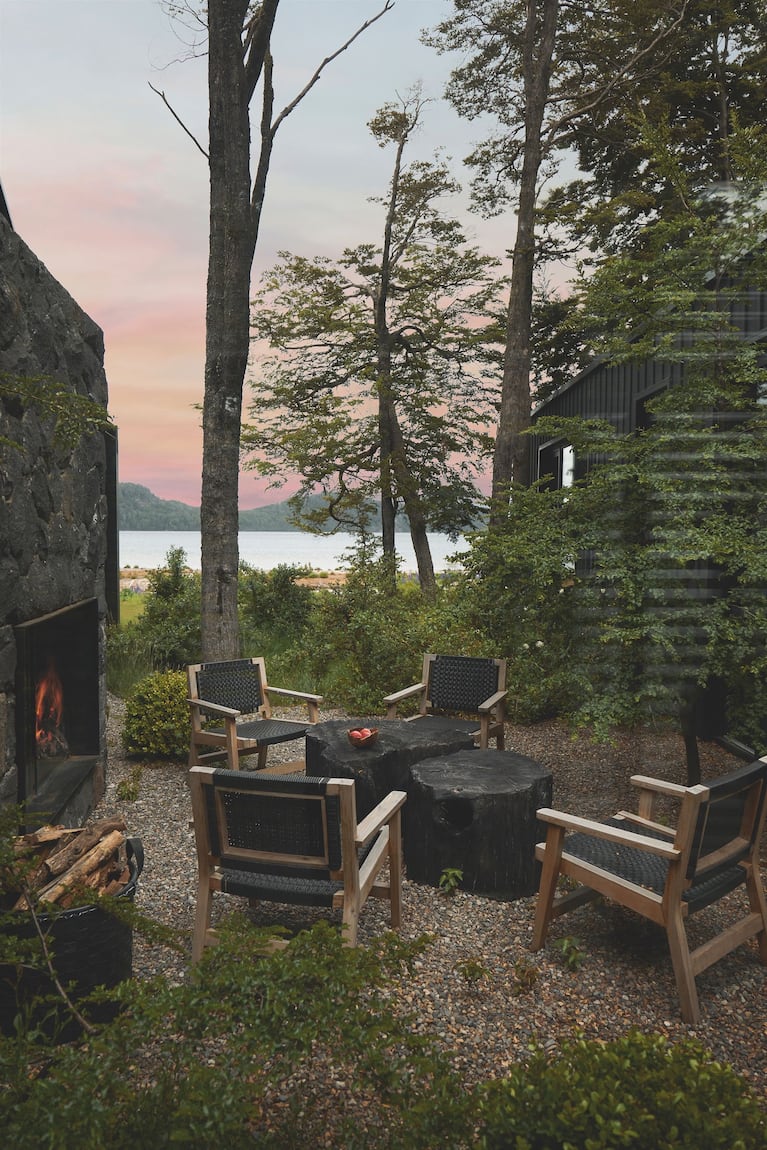 Alrededor de la chimenea y de las mesas de madera quemada, Juliana y su familia disfrutan de las noches de verano. Crédito: Luis Ridao
