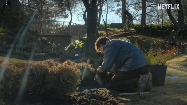 Álvaro Rico interpreta a Elmer, un joven que trabaja en un vivero administrado por su madre. Foto: Netflix.
