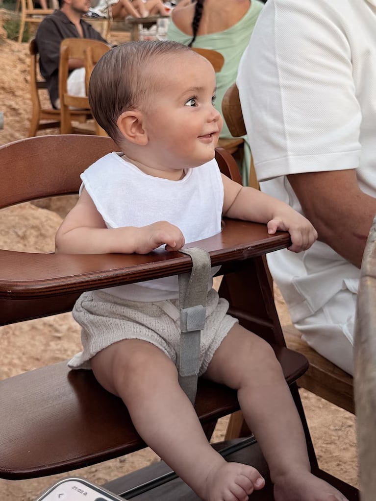  Amadeo disfrutó de un momento en su silla alta durante las vacaciones familiares
Fuente: Instagram