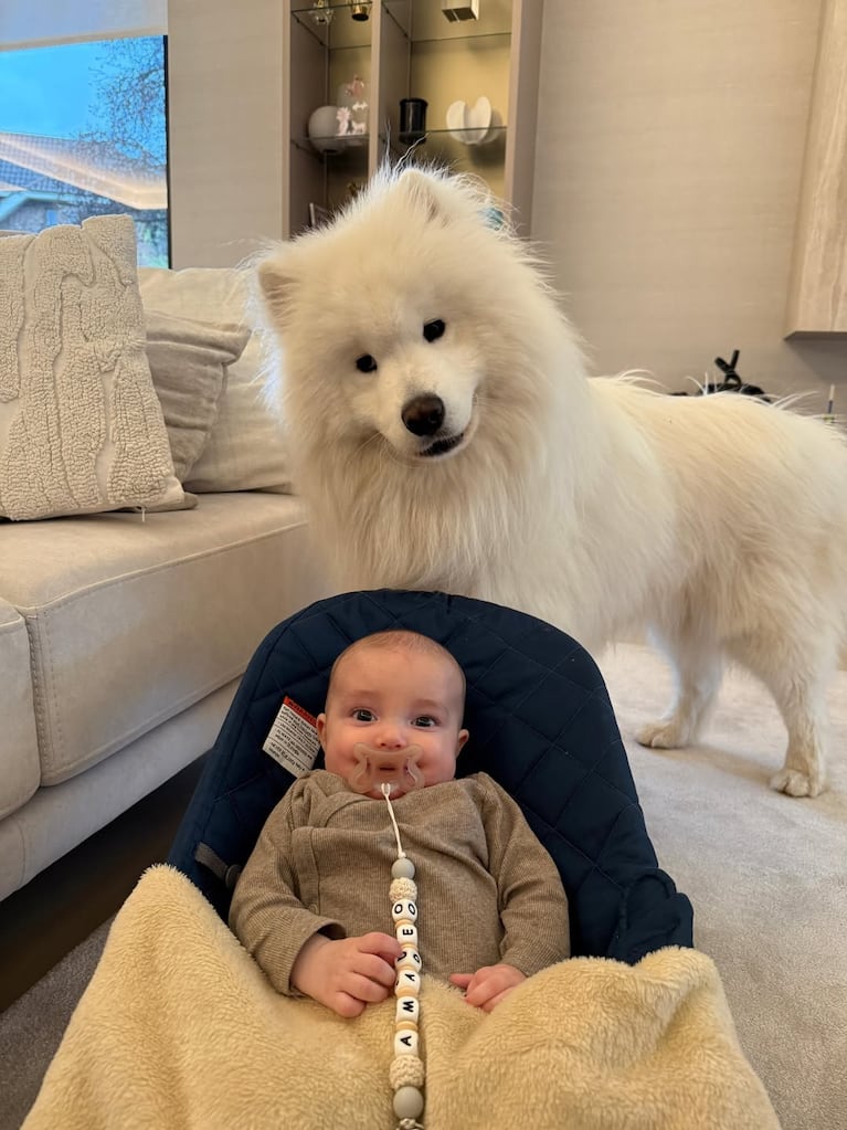 Amadeo y la mascota de la familia. Foto: Instagram juliaanalvarez