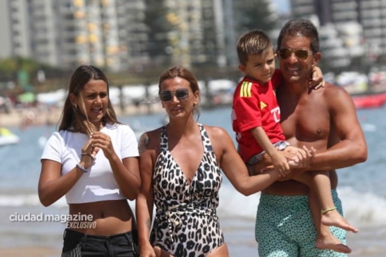 Amalia Granata disfruta con sus hijos y Leo Squarzon en sus vacaciones de verano en Punta del Este. 