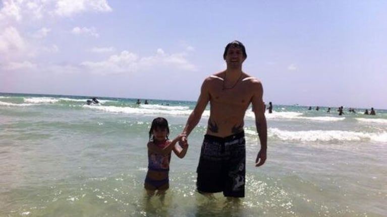 Amalia Granata disfruta de sus vacaciones junto a su novio e hija (Foto: Twitter).