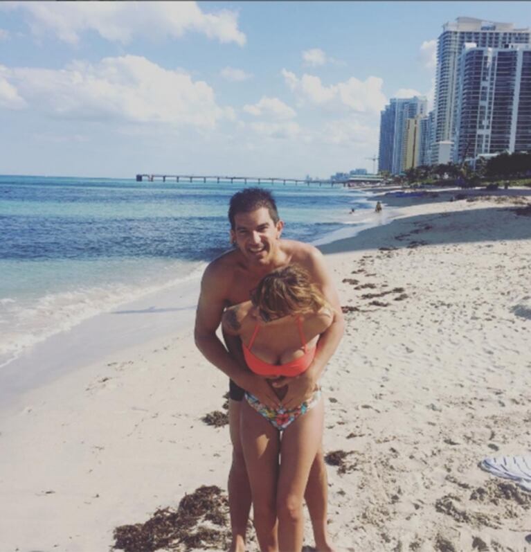Amalia Granata lució su figura a cuatro meses de ser mamá: lomazo y mimos con Squarzon en la playa
