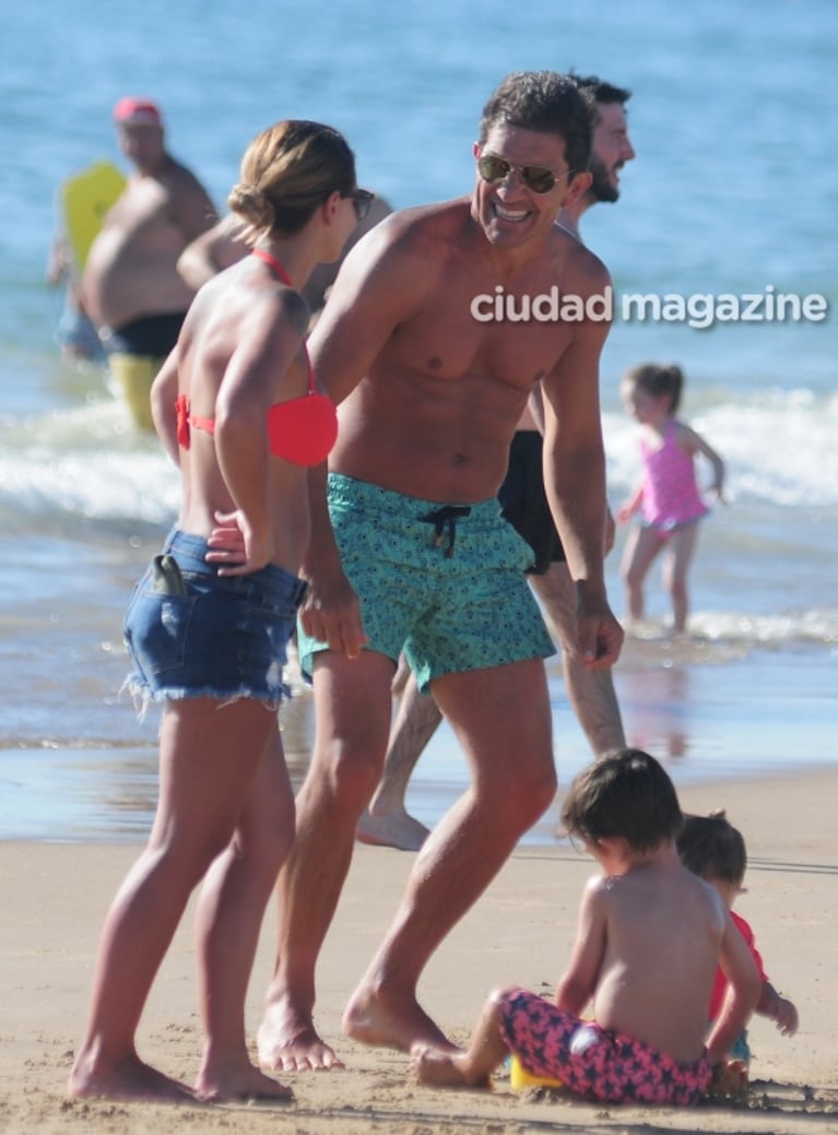 Amalia Granata y Leo Squarzon, juntos en una tarde de juegos en la arena con su hijo