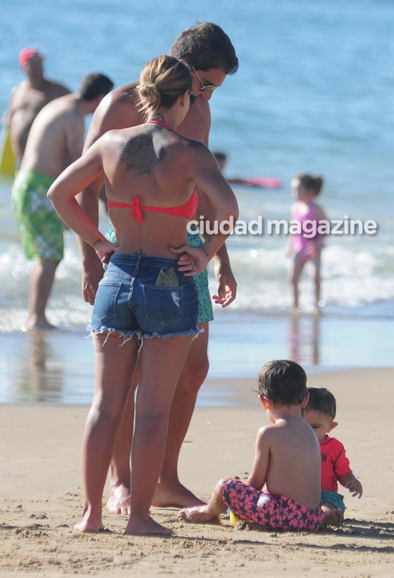 Amalia Granata y Leo Squarzon, juntos en una tarde de juegos en la arena con su hijo