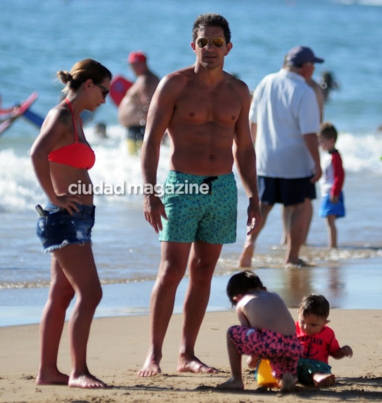 Amalia Granata y Leo Squarzon, juntos en una tarde de juegos en la arena con su hijo