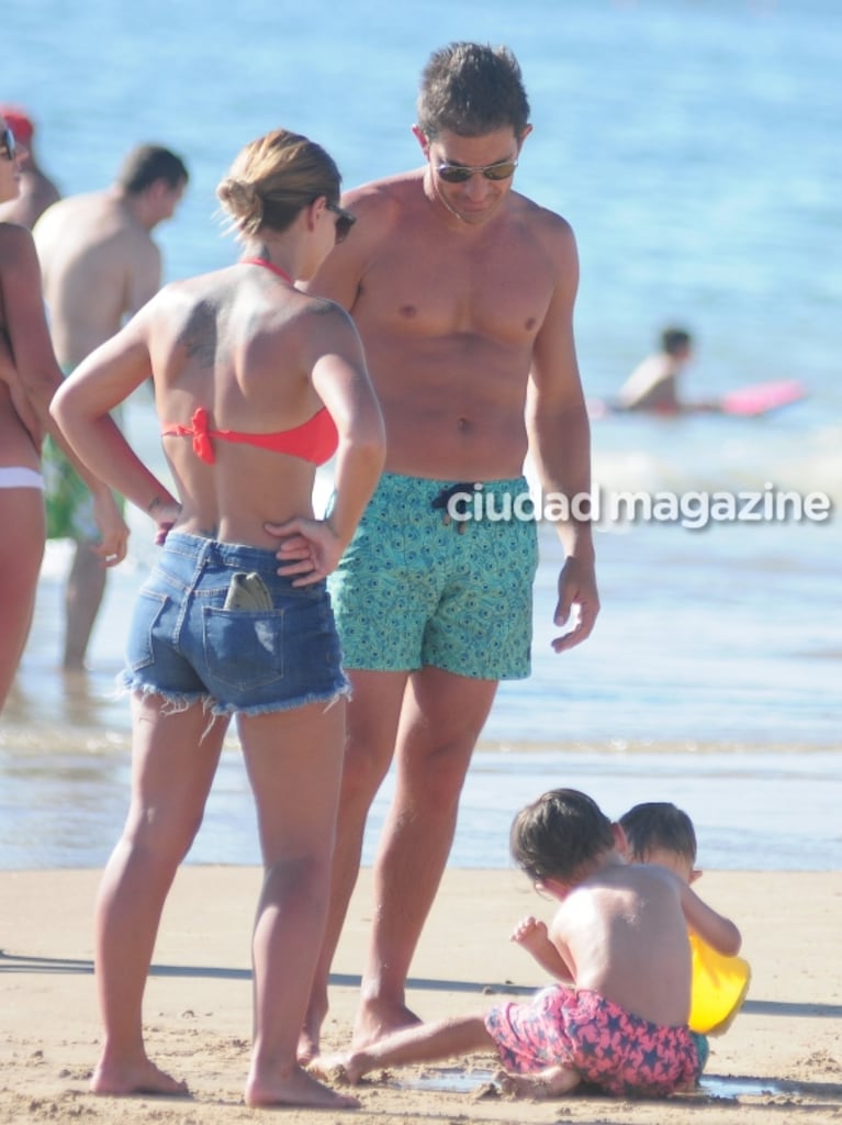 Amalia Granata y Leo Squarzon, juntos en una tarde de juegos en la arena con su hijo