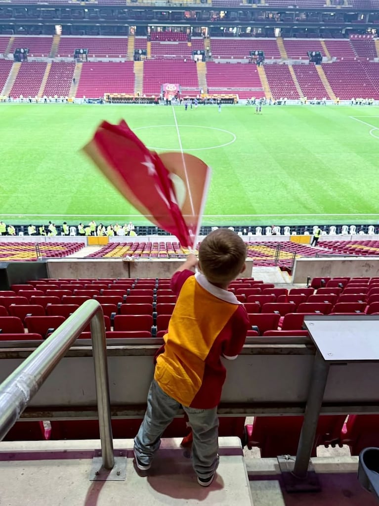Amancio Vicuña alentando a Mauro Icardi en Galatasaray. (Foto: www.instagram.com/sangrejaponesa/)
