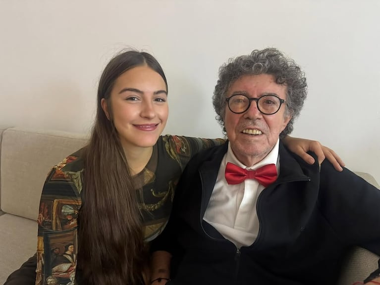 Ámbar De Benedictis, la hija mayor de Juana Viale, junto a Piero, su abuelo paterno. (Foto: @pierocantautor)