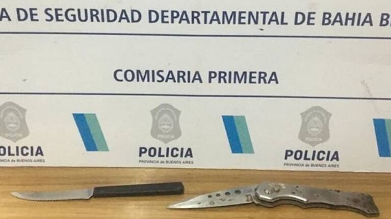 Amenazó a su madre con un cuchillo, golpeó a un policía y fue detenido