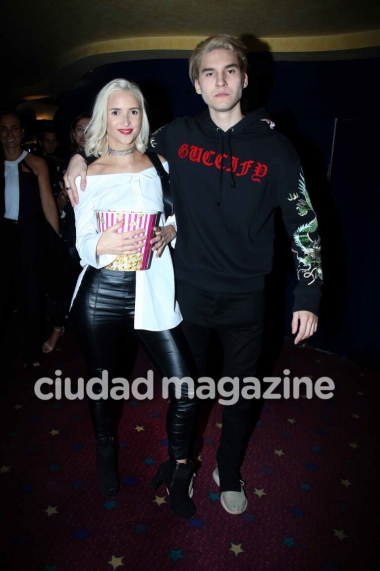 ¡Amor, cine y pochoclos! Francisco Tinelli y su novia, romance y jugados looks en la noche porteña