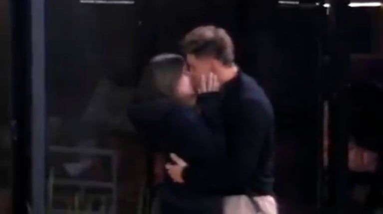 Amor en Gran Hermano: Manuel Ibero y Lola, a los apasionados besos tras el repechaje (captura de Telefe)