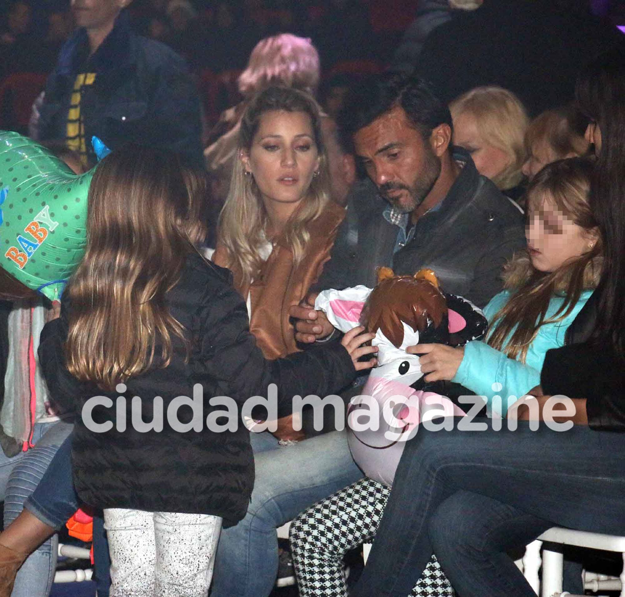 ¡Amor sin escándalos! Viciconte, súper compinche con las hijas de Cubero y Nicole en una noche de circo. (Foto: Movilpress)