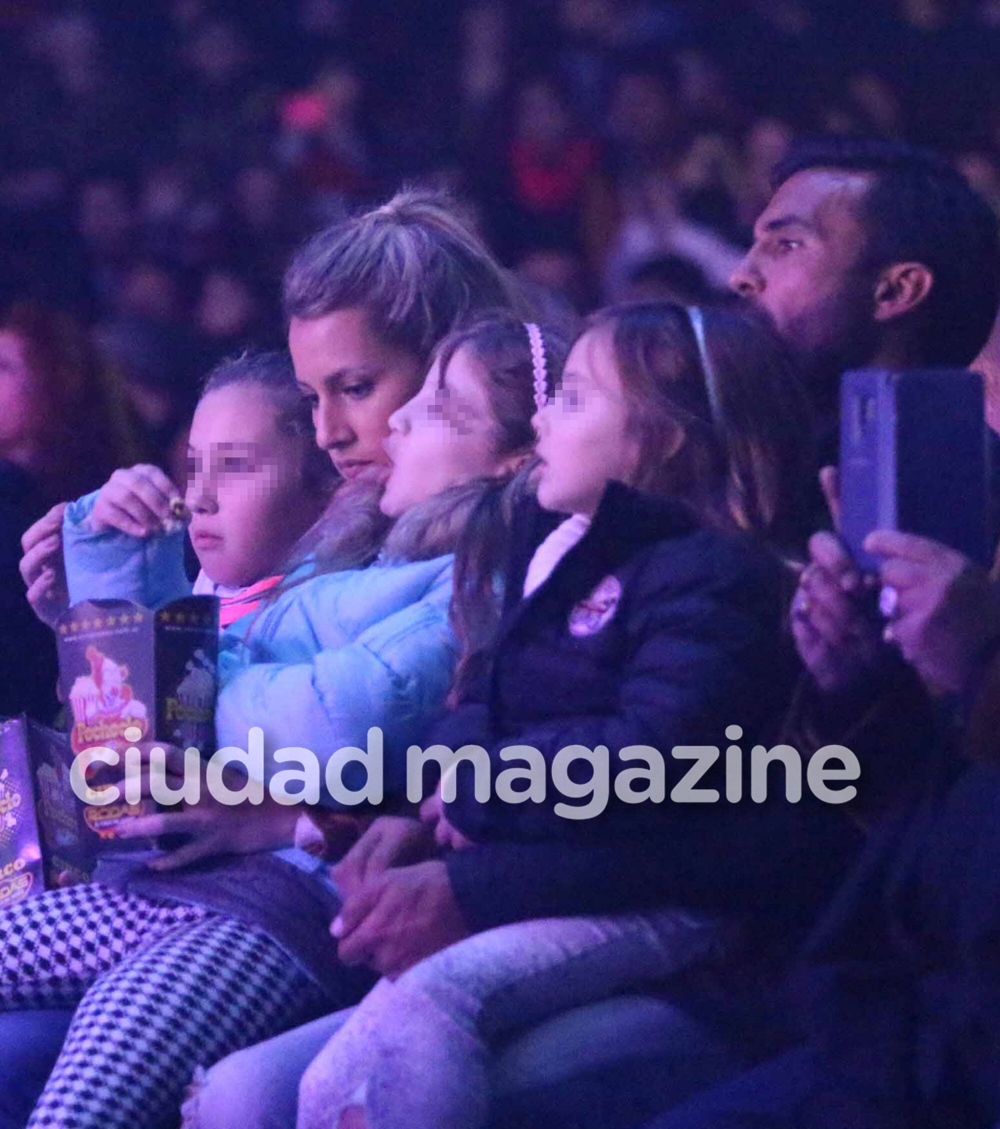 ¡Amor sin escándalos! Viciconte, súper compinche con las hijas de Cubero y Nicole en una noche de circo. (Foto: Movilpress)