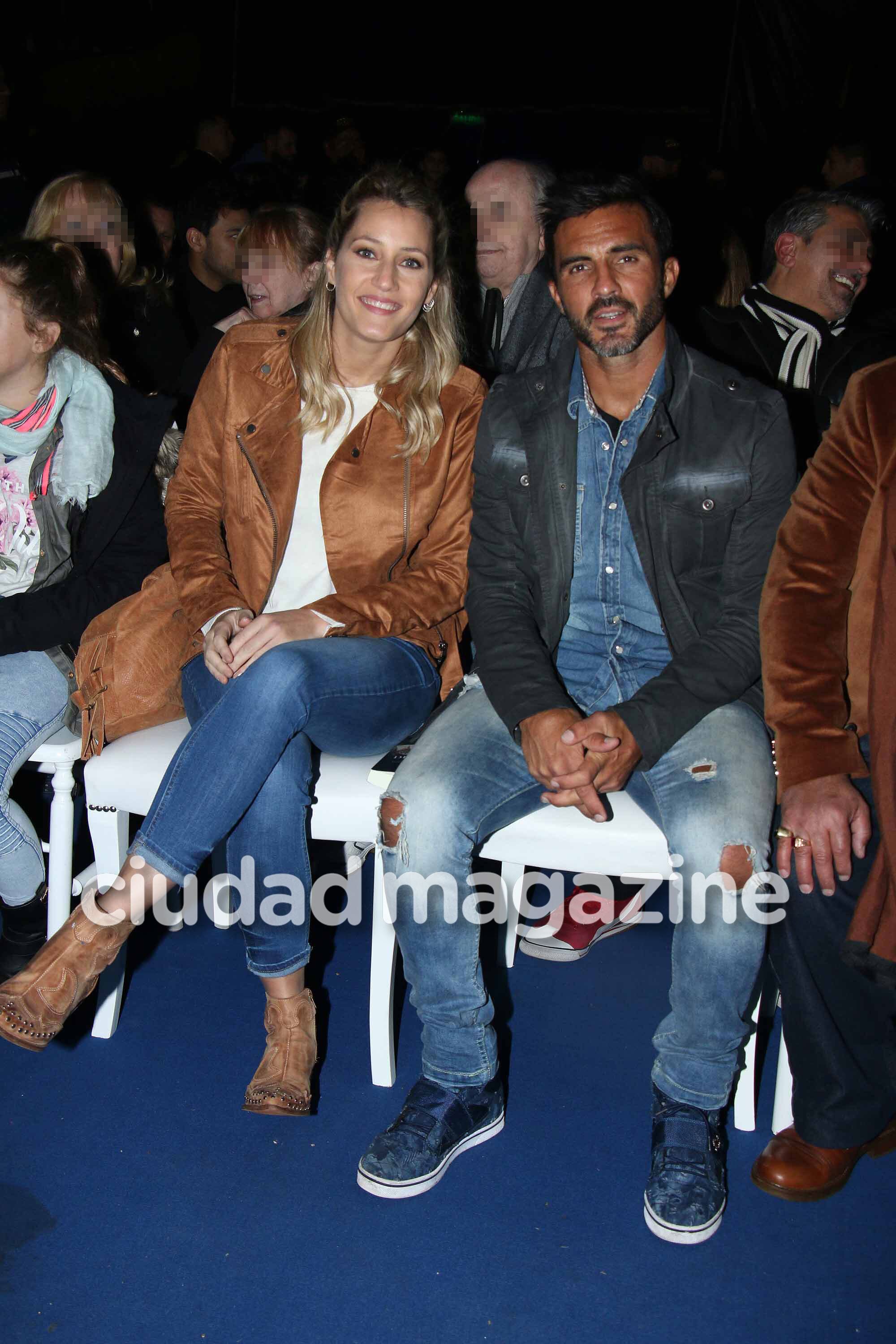 ¡Amor sin escándalos! Viciconte, súper compinche con las hijas de Cubero y Nicole en una noche de circo. (Foto: Movilpress)