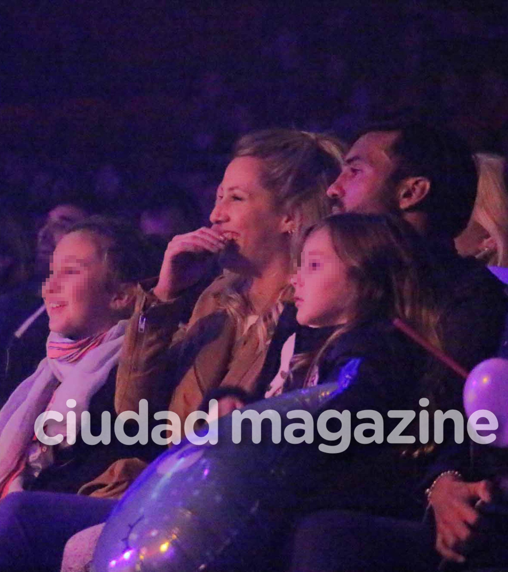 ¡Amor sin escándalos! Viciconte, súper compinche con las hijas de Cubero y Nicole en una noche de circo. (Foto: Movilpress)