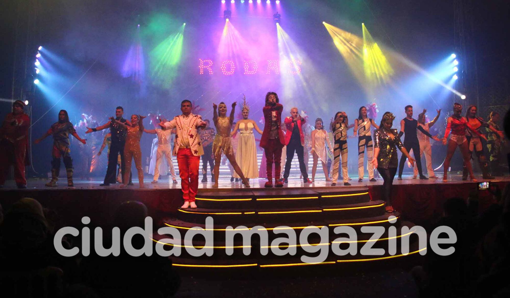 ¡Amor sin escándalos! Viciconte, súper compinche con las hijas de Cubero y Nicole en una noche de circo. (Foto: Movilpress)