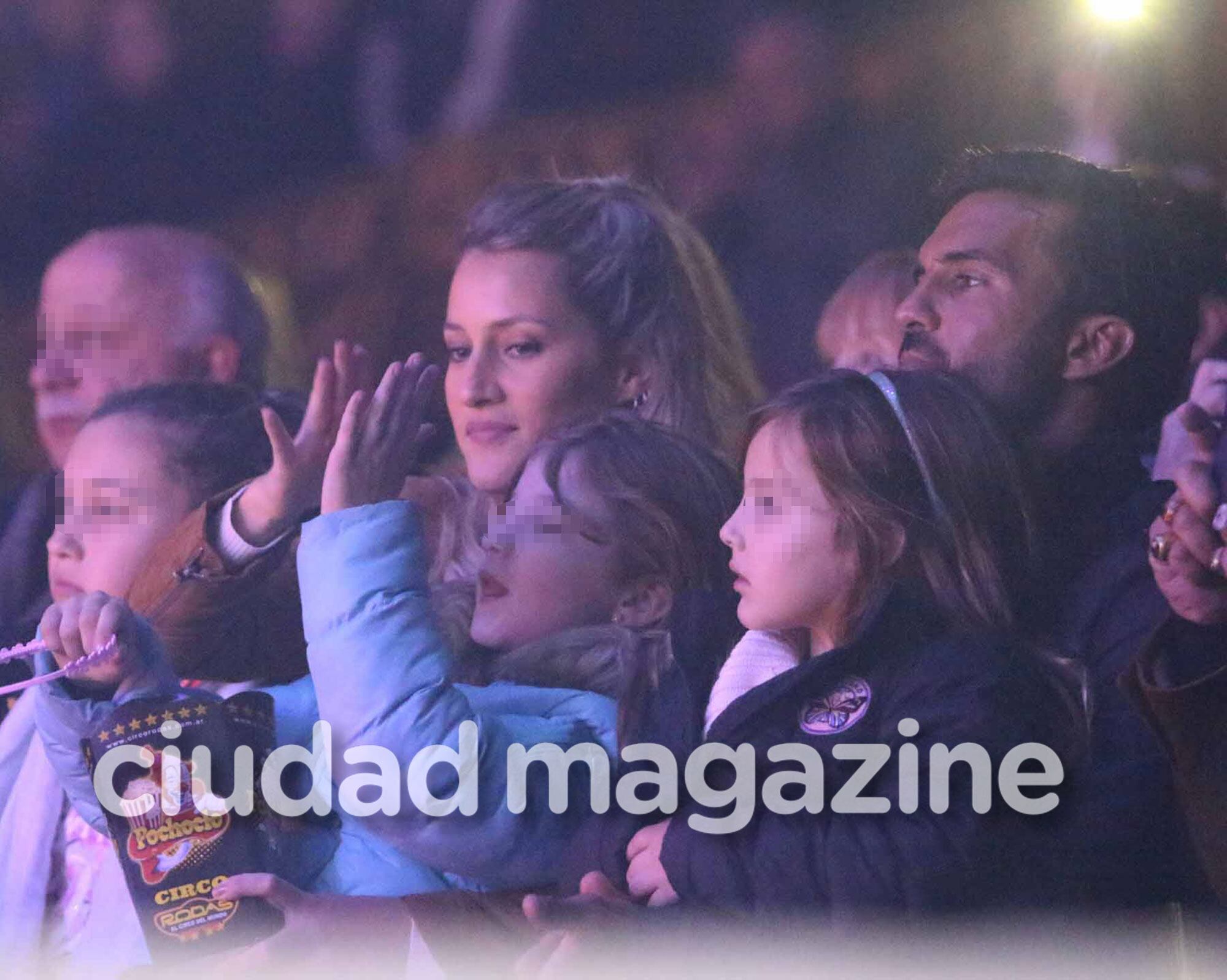 ¡Amor sin escándalos! Viciconte, súper compinche con las hijas de Cubero y Nicole en una noche de circo. (Foto: Movilpress)