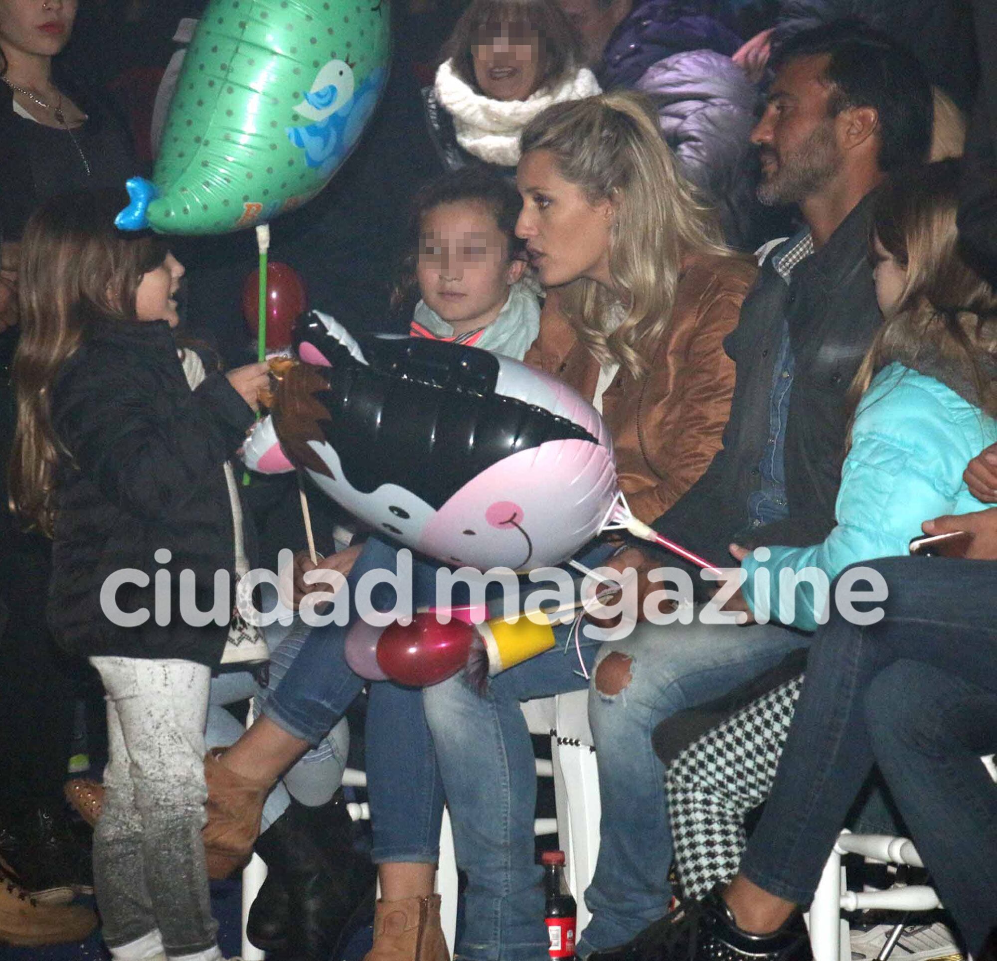 ¡Amor sin escándalos! Viciconte, súper compinche con las hijas de Cubero y Nicole en una noche de circo. (Foto: Movilpress)